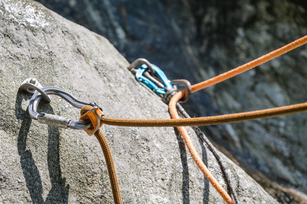 Sicherungstechnik — Karabiner am Fels