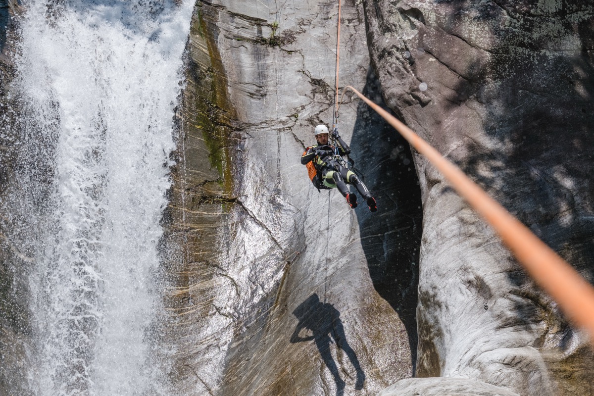 Abstieg am Wasserfall