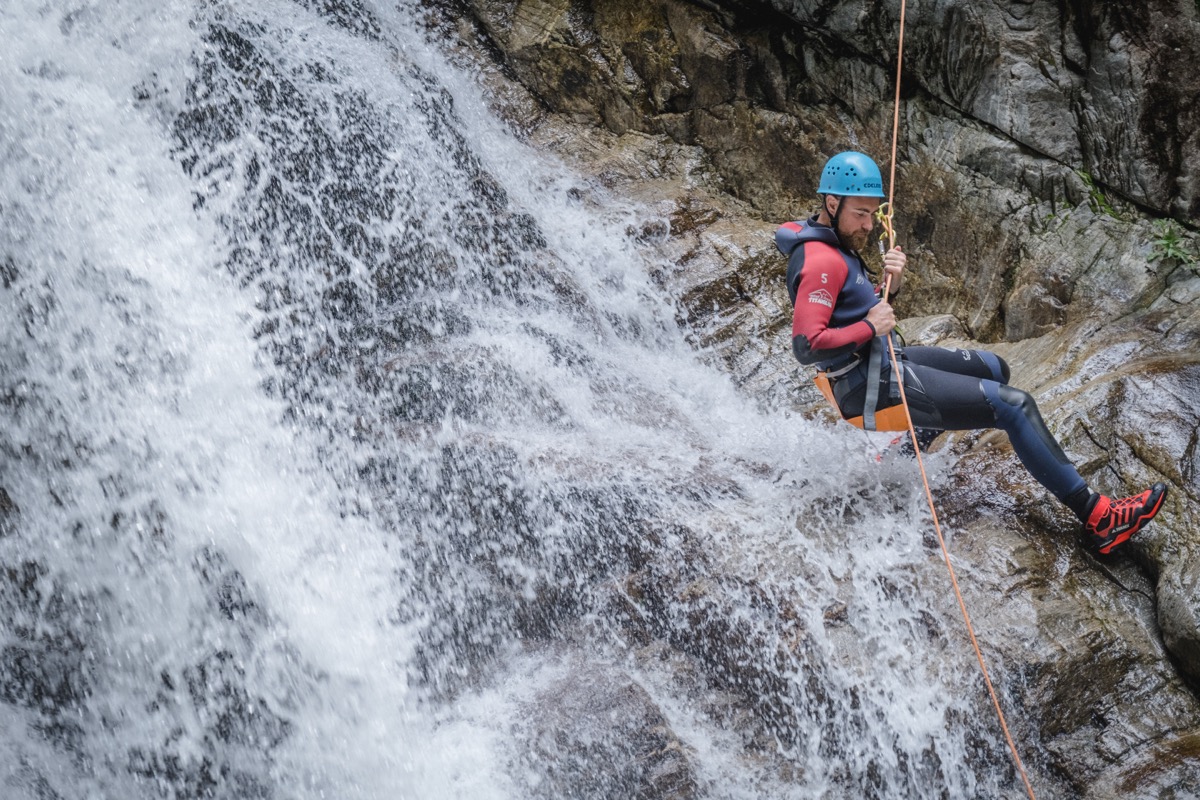 Abstieg durch Wasserfall