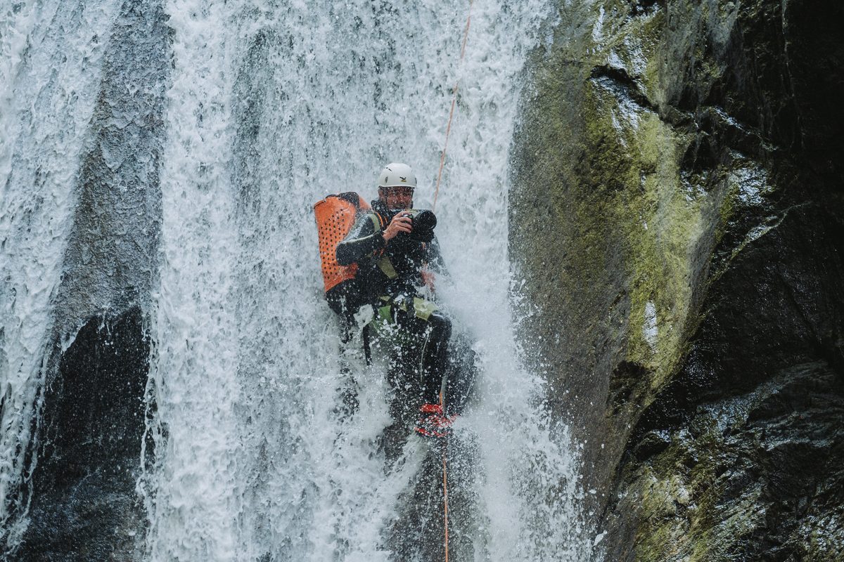 Abseilen mitten im Wasserfall