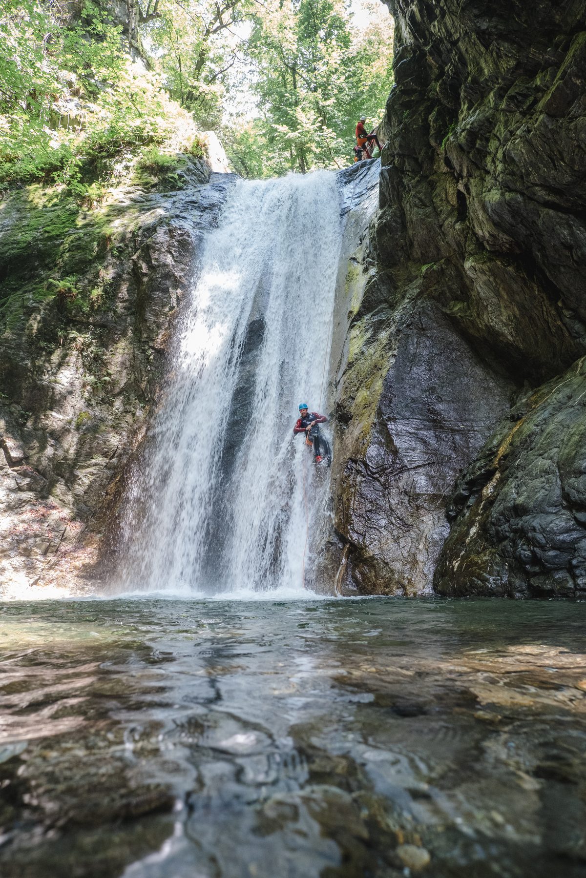 Canyoning im Tessin — Abseilen am Wasserfall