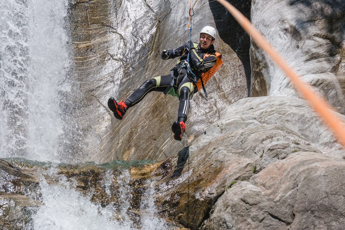 Abseilen mit Seil im Vordergrund