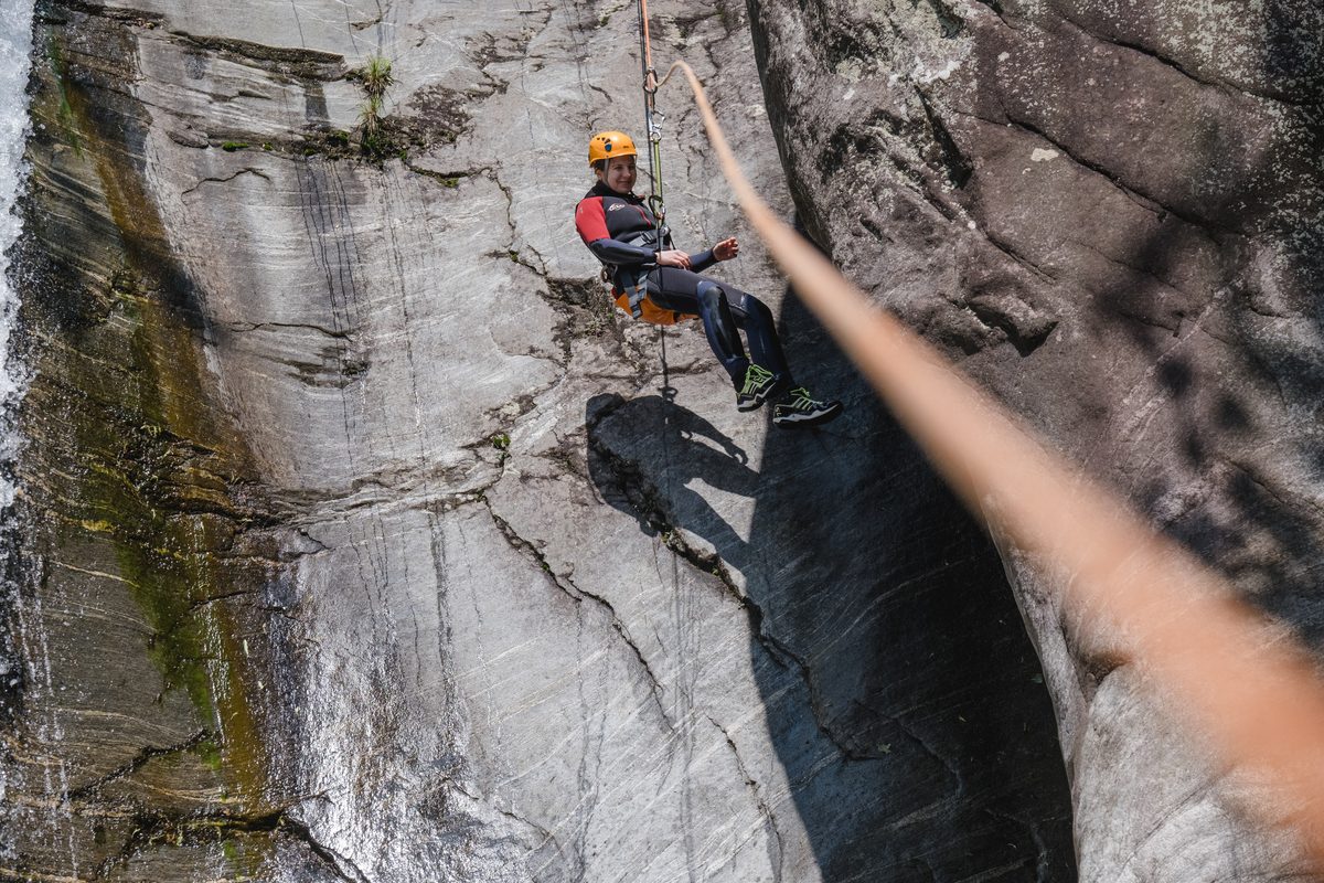 Abseilen an glattem Granitfels