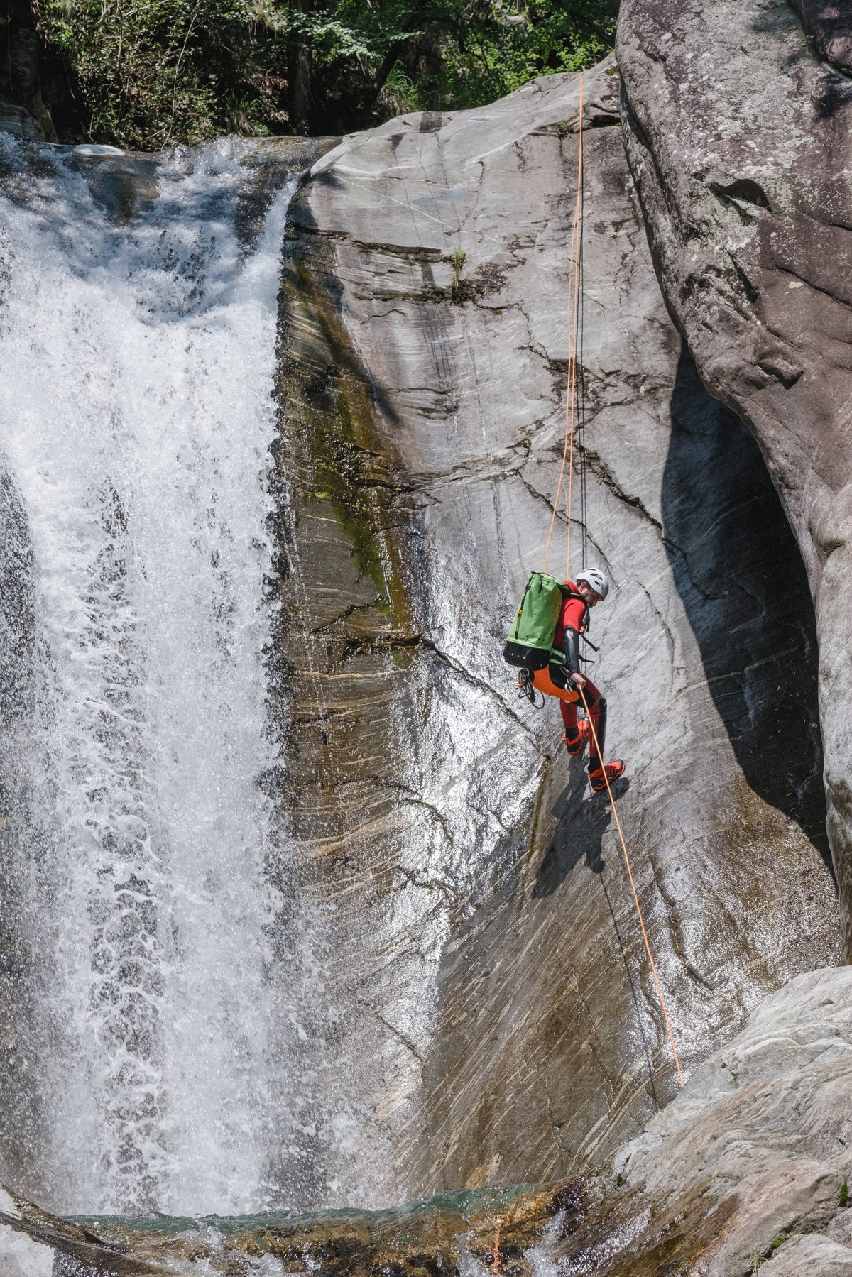 Abseilen neben dem Wasserfall
