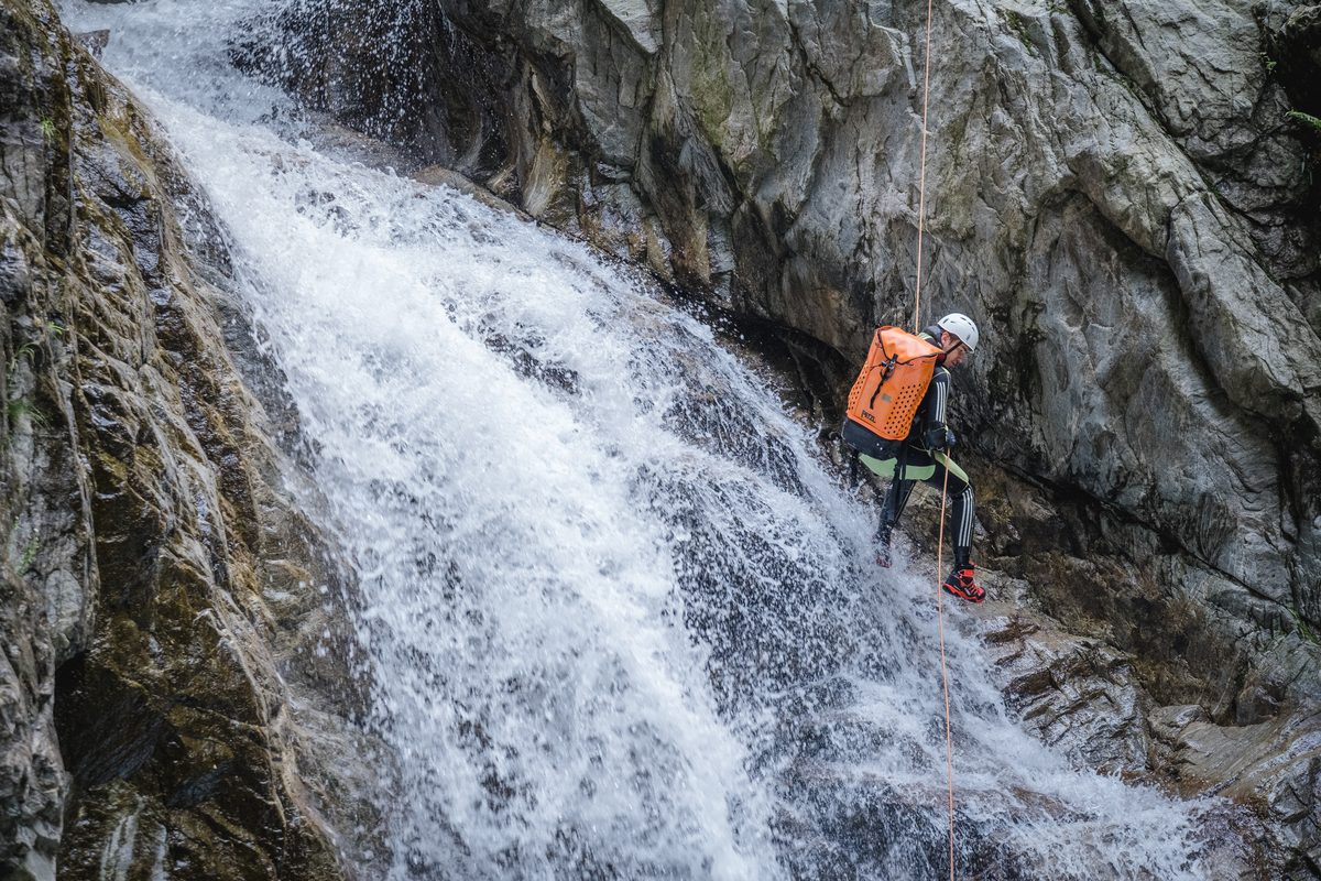 Abseilen über breite Kaskade