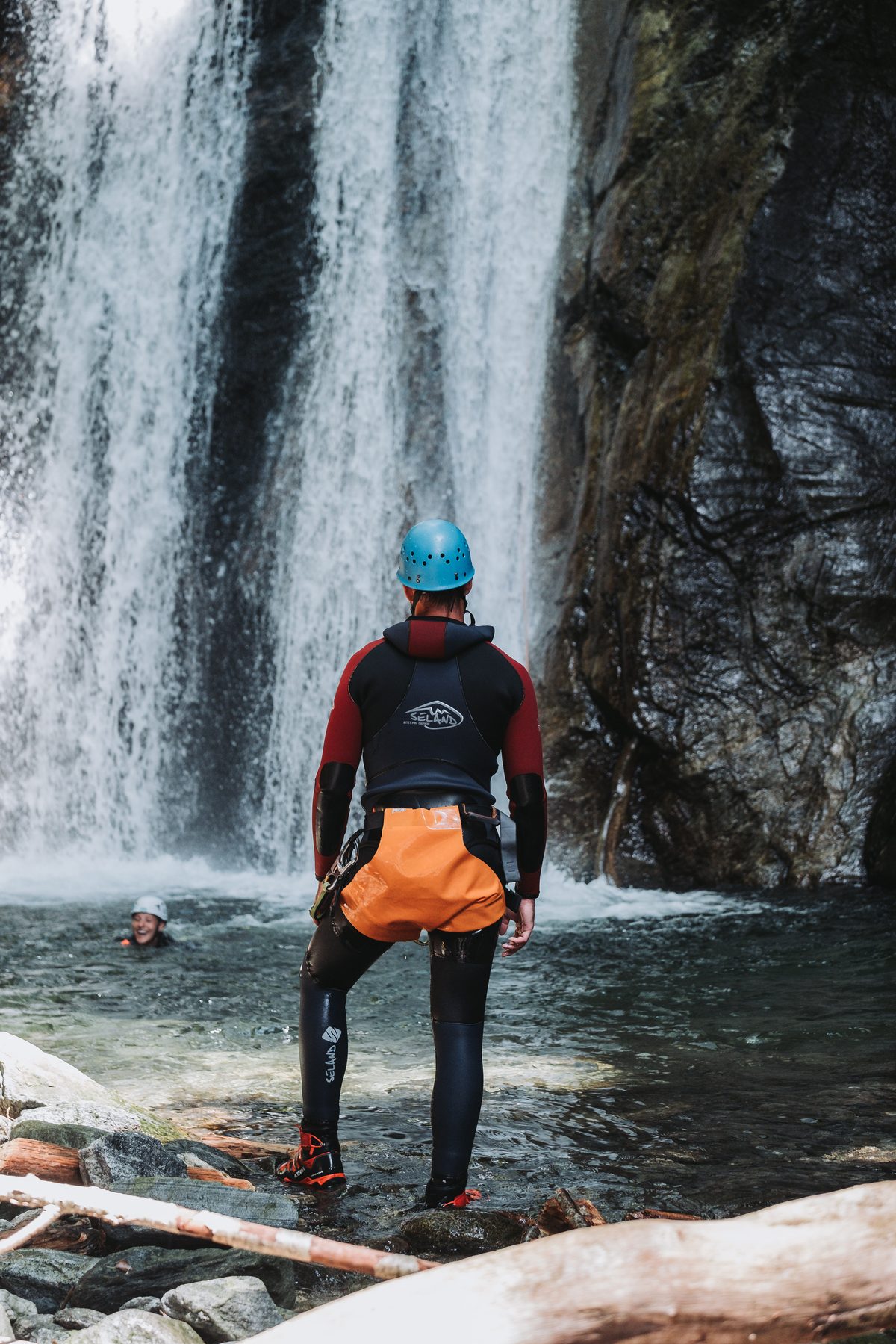Guide vor dem Wasserfall — Stimmungsaufnahme