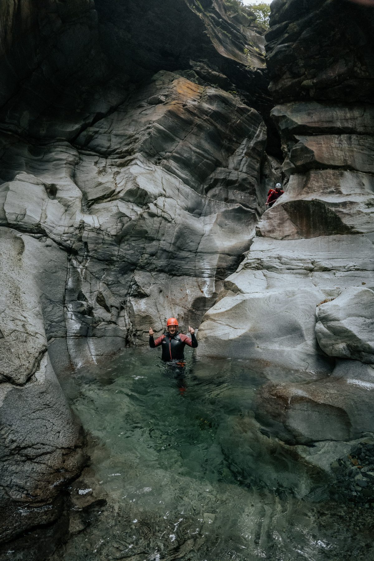 Enge Schlucht mit türkisem Pool — Lodrino