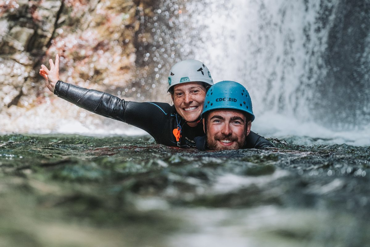 Zwei Teilnehmer lächeln im Wasser