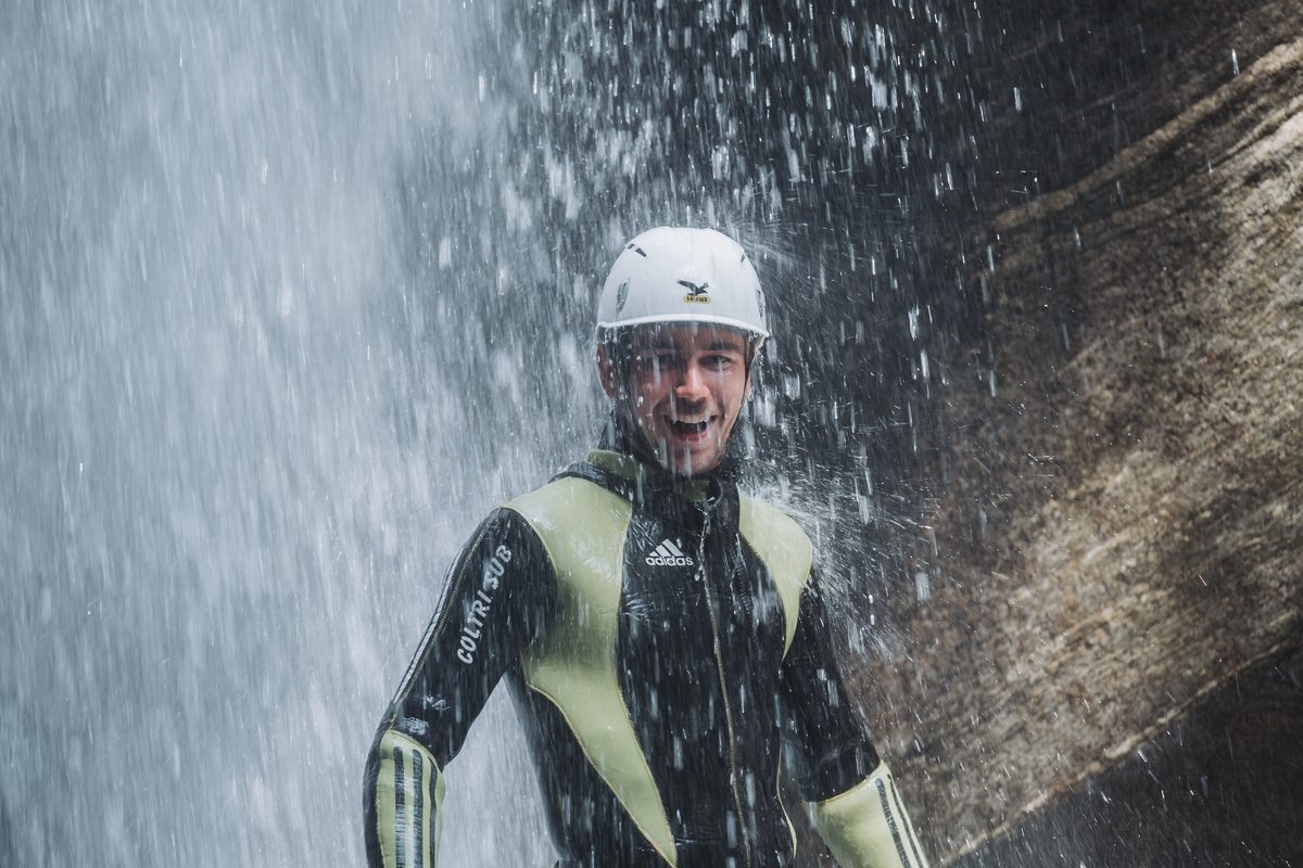 Lachen mitten im Sprühwasser