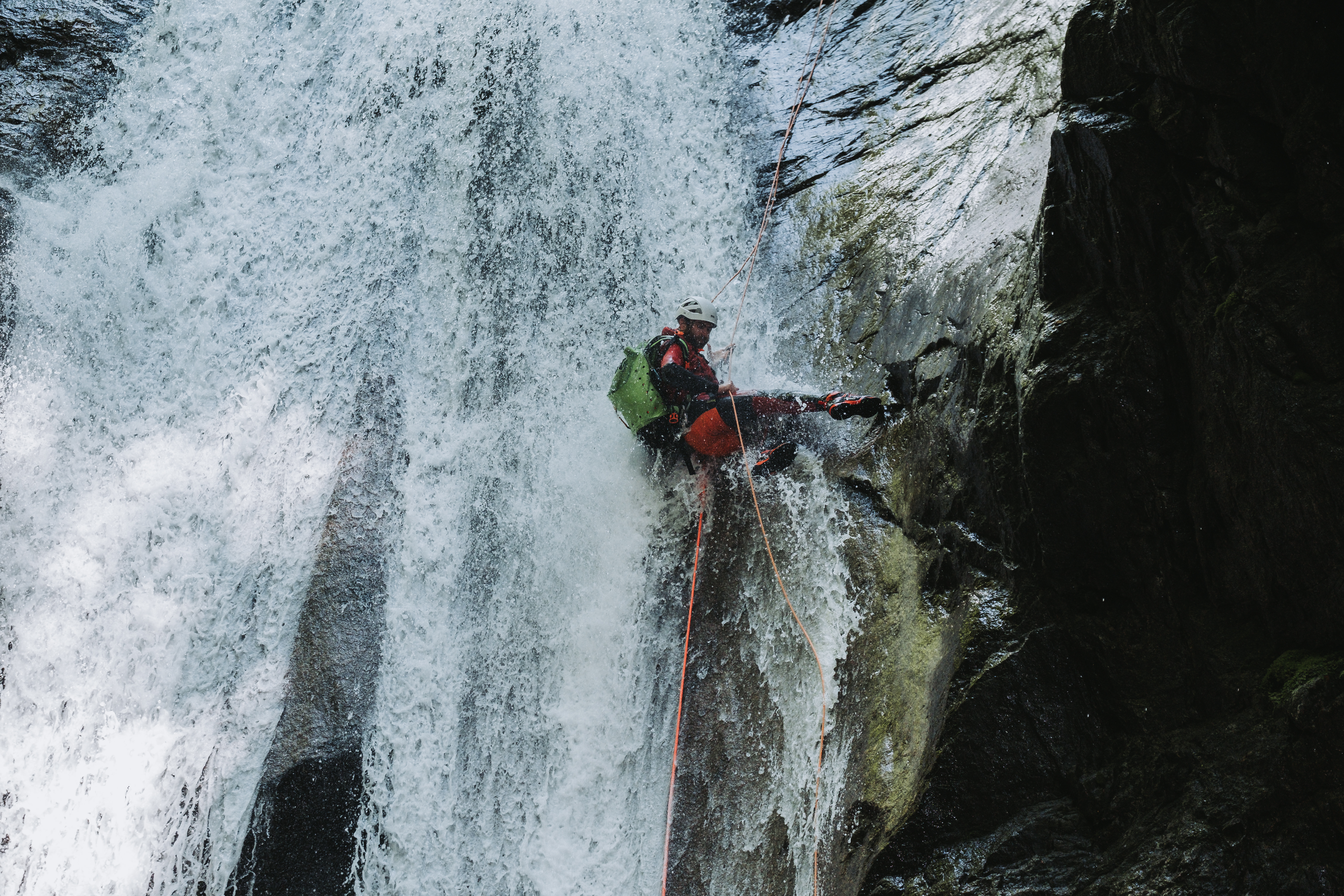 Heli-Canyoning — Abseilen im Wasserfall