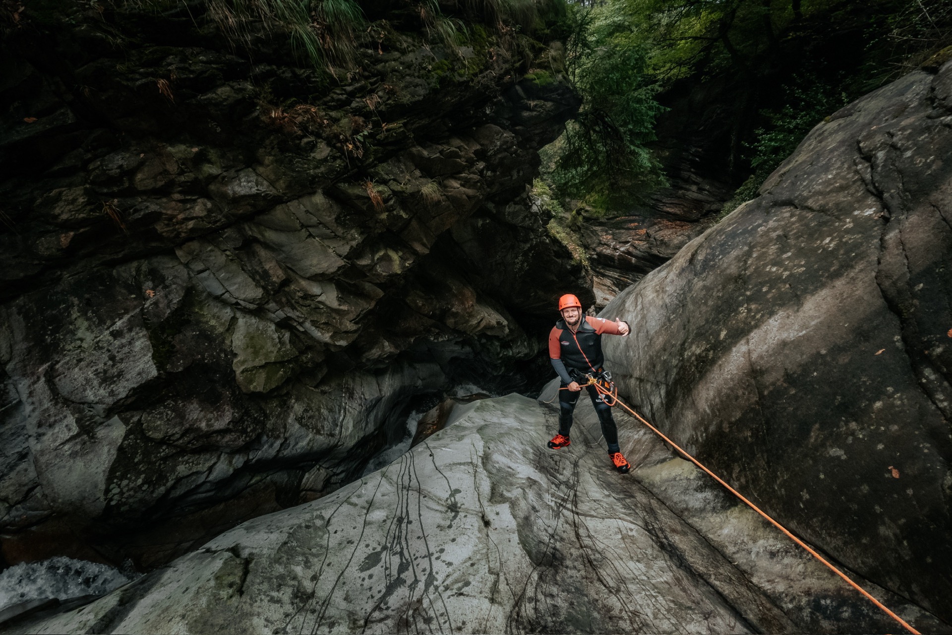 Iragna — Abseilen in enger Schlucht