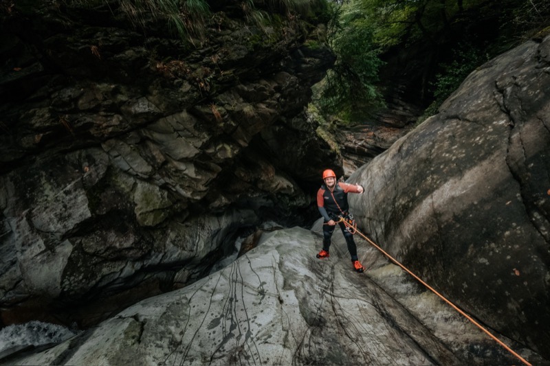 Iragna — Abseilen in enger Schlucht