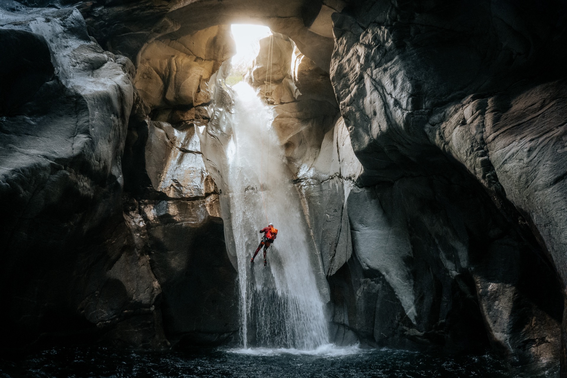 Lodrino — Abseilen durch Wasserfall in Höhle