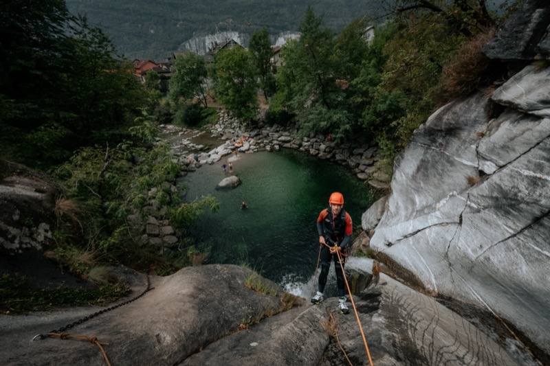 Osogna — Abseilen über türkisen Pool