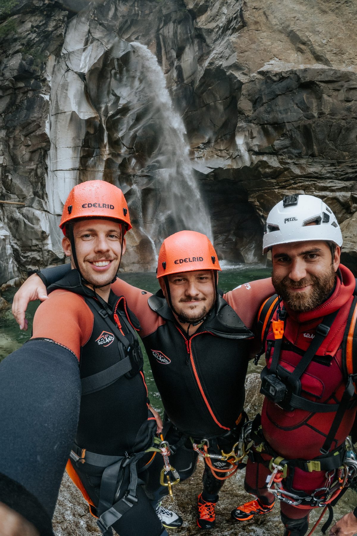 Gruppe am Lodrino Wasserfall
