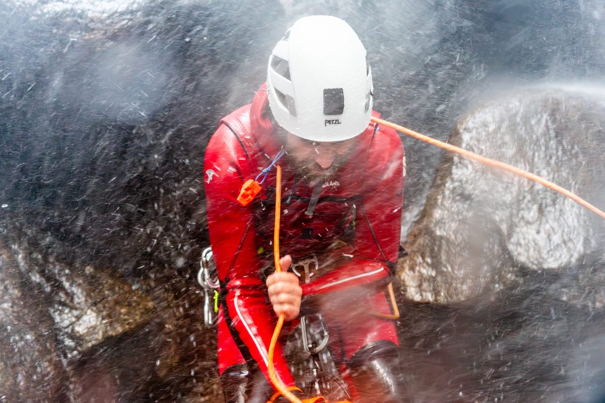 Abseilen durch den Wasserfall